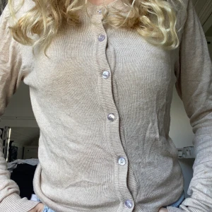 Beigea kofta  - Beigea kofta från hm i storlek S, aldrig använt och är i fint skick