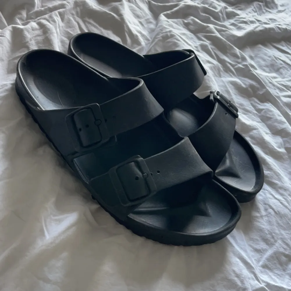 Svarta i princip oanvända birkenstock i modellen arizona. Säljer pga används ej. Dem är supersköna och formar sig efter foten (har ett par andra med). Storlek 40 men passar nog 39 också. . Skor.