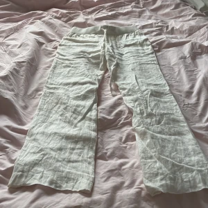 Linne byxor strl xs - Jag säljer mina alobha linne byxor i storlek xs, använt 1gång, väldigt bra skick. Säljer pågrund av att dem är för stora. Köparen står för frakt. Endast seriösa köpare, kontakta mig om ni är intresserade för mer bilder osv. 