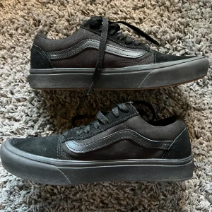 Vans skor st 38 - Vans storlek 38 säljes pågrund av att dom aldrig kommer till användning, Typ aldrig använda.  Skickar men köparen står för frakten Nypris 1000  Endast Swish 😇
