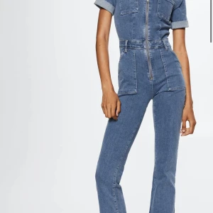 Mango jumpsuit  - Säljer min mango dress i storlek s, nyskick, säljer den eftersom att m passa mig bättre! Skicka privat för fler bilder!