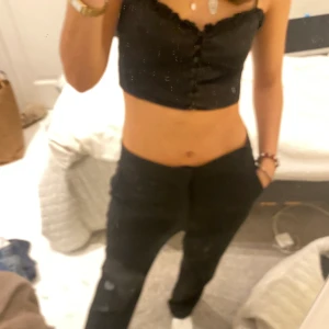 Kostymbyxor  - Ett par svarta snygga och trendiga kostymbyxor från zara, passar till vardags och även att klä upp,  Jag är 162 cm och dem är precis till marken på mig ( jag har sytt upp dem för dem ska passa mig) passar någon som är 160-165 cm Smutset är på spegeln 