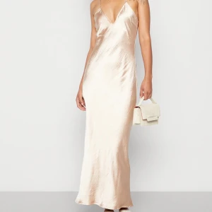 Beige klänning Gina Tricot 36 siden satin långklänning - Beige/puderfärgad långklänning, Gina Tricot. 36. Nyskick med prislapp kvar. Org.pris 499.-