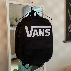 Vans ryggsäck - Klassisk Vans ryggsäck. Som ny, knappt använd. Ett stort fack och ett mindre fack utanpå. 