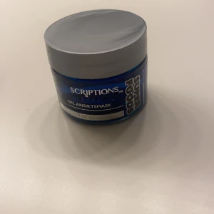 Gelé ansiktsmask  - Säljer denna gelé ansiktsmask åt min syrra doft blåbär nypris 25kr använd 1 gång hennes pris 15kr