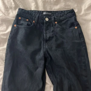 Zara jeans - Säljer mina svarta ”Straight mid rise jeans” från Zara då dom är för små och får inte på mig. Jättefina och knappt använda då ja köpte för liten storlek. Dessa säljs inte längre vad jag ser. Hör av dig om du är intresserad 💗
