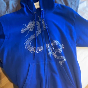 Rhinestonehoodie - Säljer denna skit snygga rhinestone hoddie är i storlek s och köpt för 800 bud på 400!! Kom privat för frågor, köp direkt för 500!