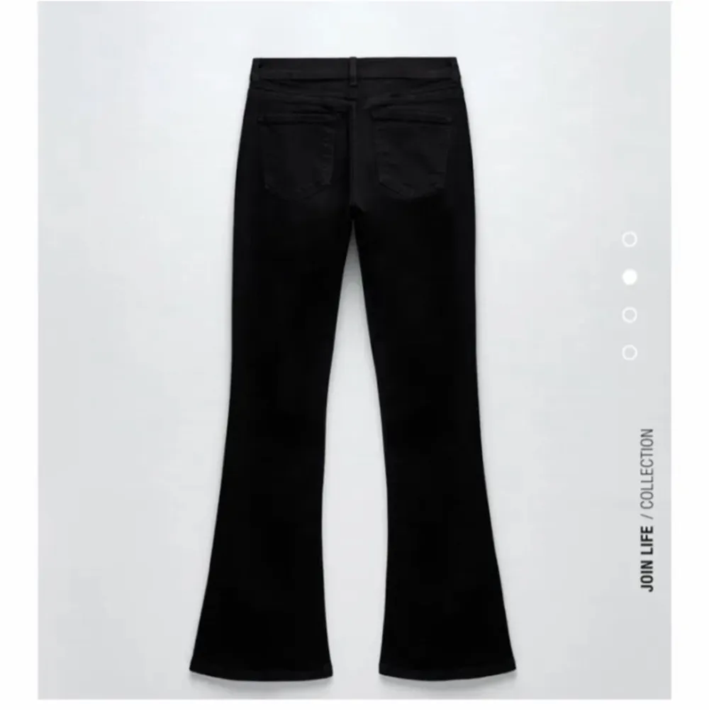 Helt nya lågmidjade jeans från zara i strl 38 lapparna finns kvar på jeansen. Kom privat för mer bilder . Jeans & Byxor.