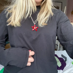 Långärmad svart tröja - Nice långärmad tröja som man kan ha under andra t-shirts eller bara för sig. 