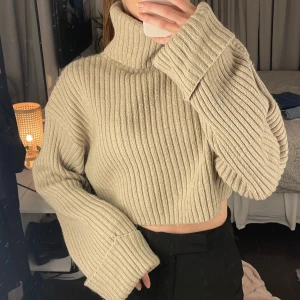 Stickad tröja - Beige stickad polotröja från gina. Använd, men i bra skick! 💖