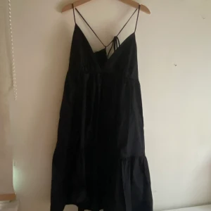 Klänning - Svart klänning från Zara. Använd ett fåtal gånger alltså jätte fint skick. Så snygg!❤️