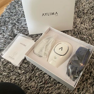 Aylima skin ipl NY - JULKLAPPTIPS Aylima är en IPL-apparat för hårborttagning i en otroligt snygg design. Tar bort oönskad hårväxt efter ett fåtal behandlingar med långvarigt resultat. Den levereras i ett 'allt-i-ett' kit med IPL apparaten, skyddsglasögon, rakhyvel, adapter. 