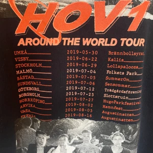 Hov1 hoodie ”around the world tour” - Hov1 hoodie ”around the world tour”. Köpt på konserten vid Borgholm på Öland 2019. Storlek L. Nyskick nästan aldrig använd. Säljer pga att det inte går till användning. Går inte att få tag på längre.