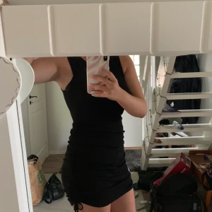 Svart klänning  - snygg svart klänning från H&M i stl M med knytning på sidorna beroende på hur lång man vill ha den💞💞