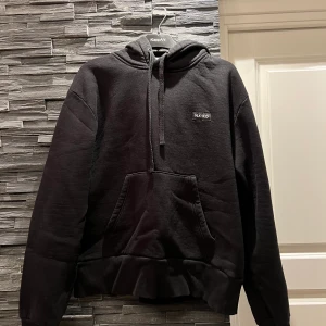 NAKD  - NAKD tröja, vid intresse av tröjan så kan ni höra av er till mig så diskuteras även priset. 