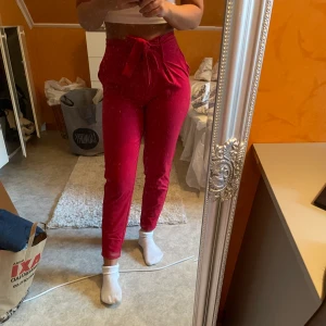 Finbyxor/kostymbyxor - Dessa är endast använda någon enstaka gång.  Bältet som man knyter är avtagbart. 