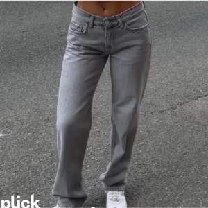 (OBS! Första bilden är lånad) Hej! Säljer nu dessa snygga low waist jeans. Helt slutsålda! Storlek 34. Buda💕💕 Direkköp för 600kr 💕