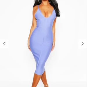 Lila festklänning - Säljer denna jätte fina klänningen från Bohoo. Otroligt material som formar kroppen otroligt fint. Endast använd en gång 