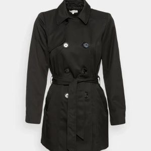 Svart trenchcoat - Helt ny trenchcoat från Only, endast använd en gång. Köpt den nyligen för 500kr. 