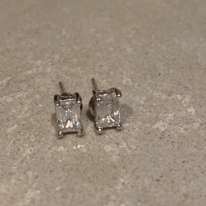 Örhängen  - Studs örhängen från officalkollektion 🤍 de är aldrig använda 🤍🤍🤍