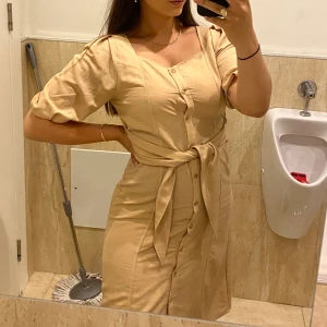 Beige klänning  - En beige fin klänning i storlek M. Använd 1 gång. Köpt på bubbleroom