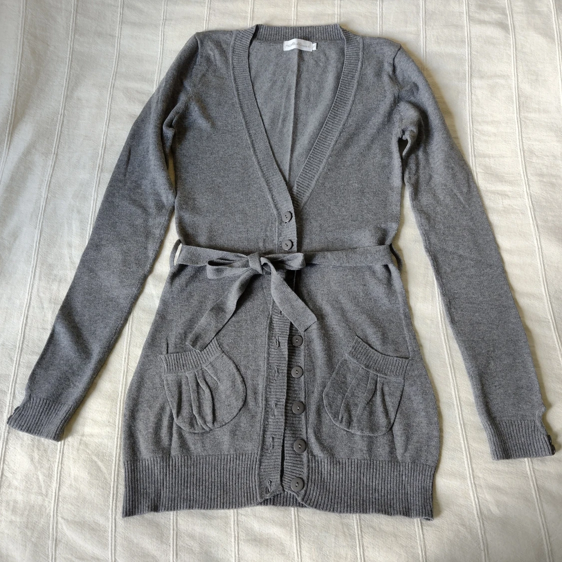 Gråmelerad längre knäpptröja/kofta med knytband, storlek 8 - 90
