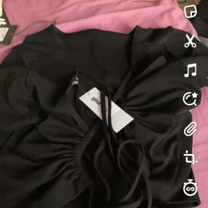 Tröja  - Säljer denna fina svart tröja lite urringad skit fin.