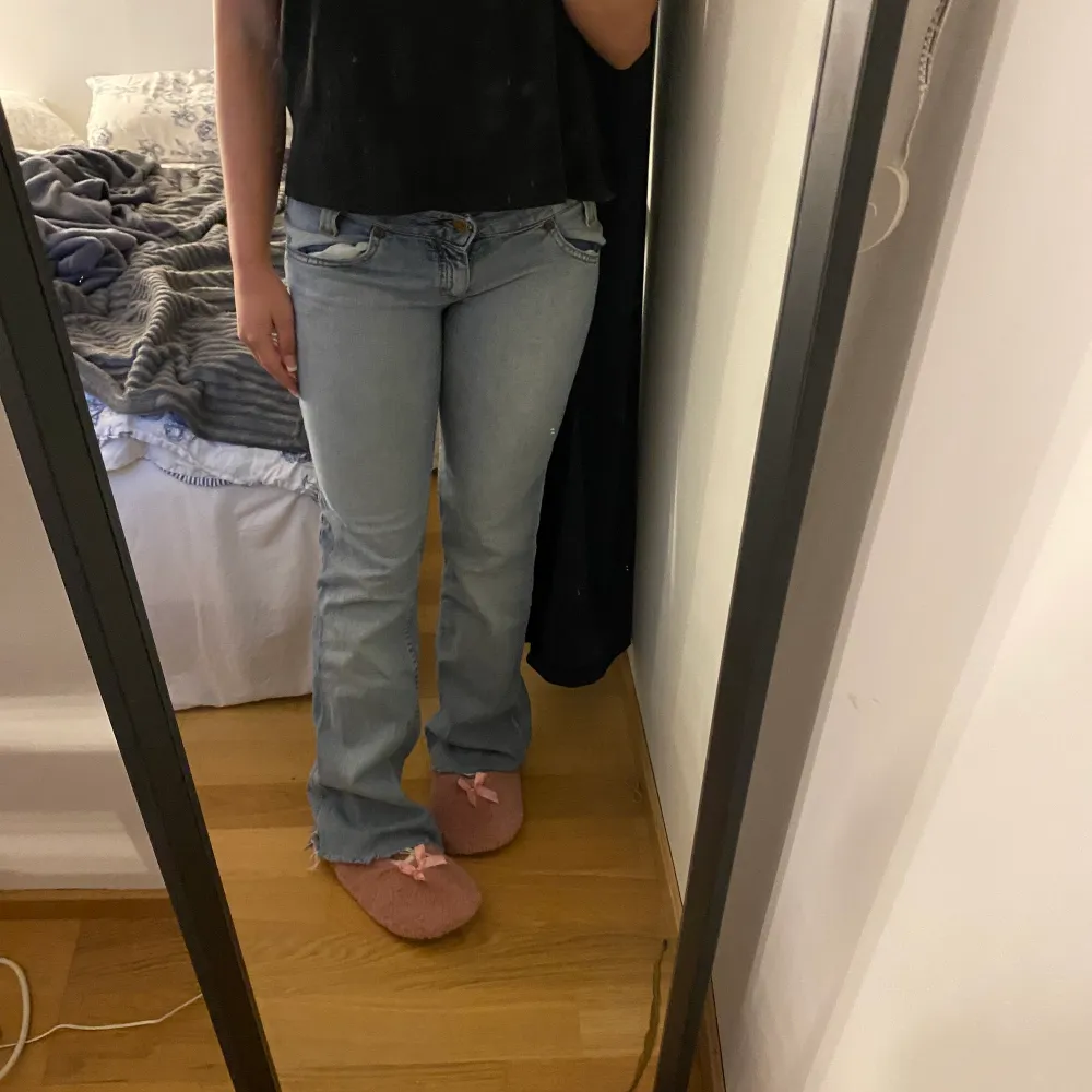 lågmidjade jeans från Lee, avklippta men för långa på mig som e 160 . Jeans & Byxor.