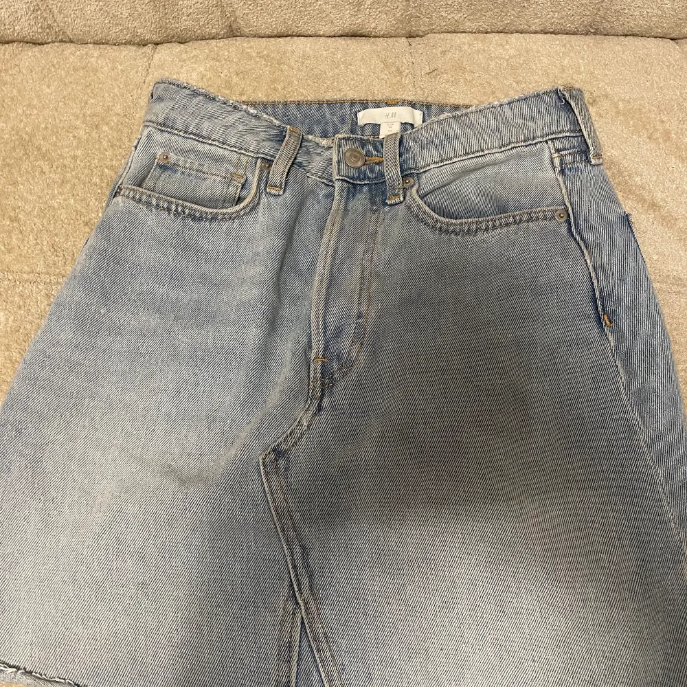 En väldigt fin jeans kjol men säljer för att den inte kommer till användning. Den är knappt använd och är i bra skick😊Frakt ingår i priset. Kjolar.