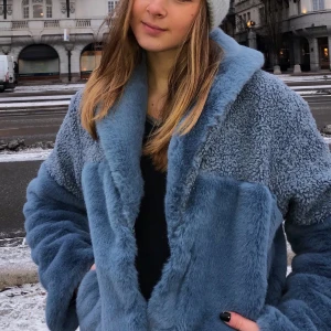 Samsoe pälsjacka - Skitcool pälsjacka från Samsoe & Samsoe. Knappt använd! Skriv för fler bilder! 