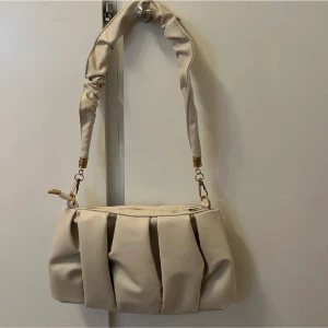 Väskor - Säljer denna trendiga beiga väskan för att jag redan har en liknande, har aldrig använt den⭐️👡