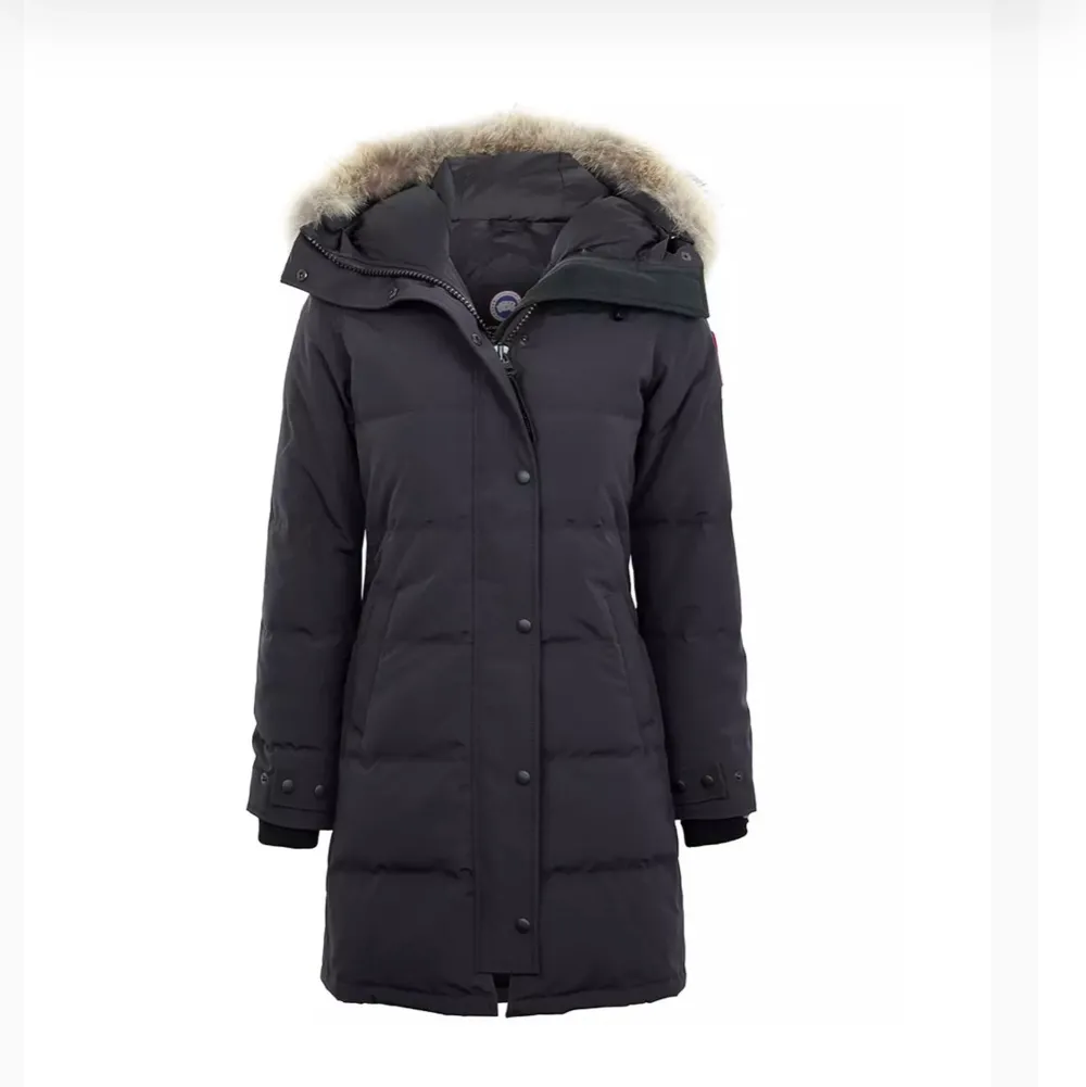 Säljer min canada goose i modellen shelburne parka då jag fick den sent förra vintern, jackan är använd ett fåtal ggr och är i utmärkt skick jackan är även en äldre modell av just shelburne parka som inte säljs mer. Pris kan såklart diskuteras💛. Jackor.