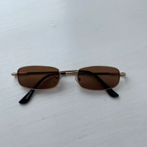90-tals glasögon  - Säljer mina supersnygga 90-tals solglasögon som jag köpt i en vintage butik i Köpenhamn. Aldrig fått tillfälle att använda dem så säljs därav. 🤌🏼
