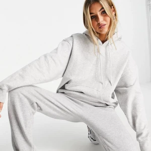 Grå hoodie weekday - Säljer min fina grå hoodie från weekday då jag inte använder den längre. Har varit en favorit och är supersnygg. En liten svart fläck men ingenting som syns när man har den på. Skriv privat för fler bilder ☺️