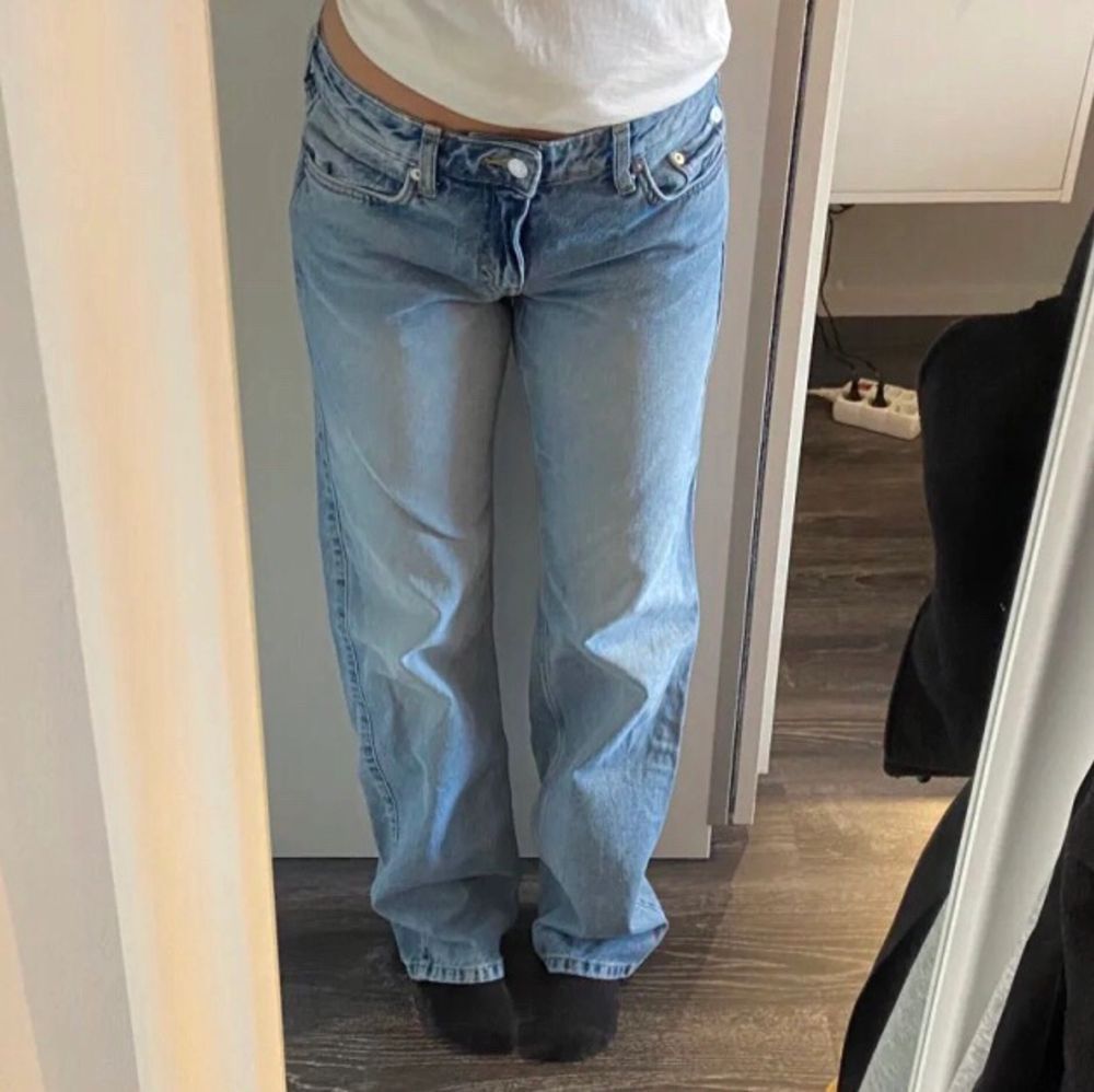 Super trendiga low arrow jeans från Weekday🌟🌟de är i mycket bra skick och är använda få gånger💗 för långa för mig som är 163cm!  Kan tänka mig byta 25/30 eller 26/30❗️. Jeans & Byxor.
