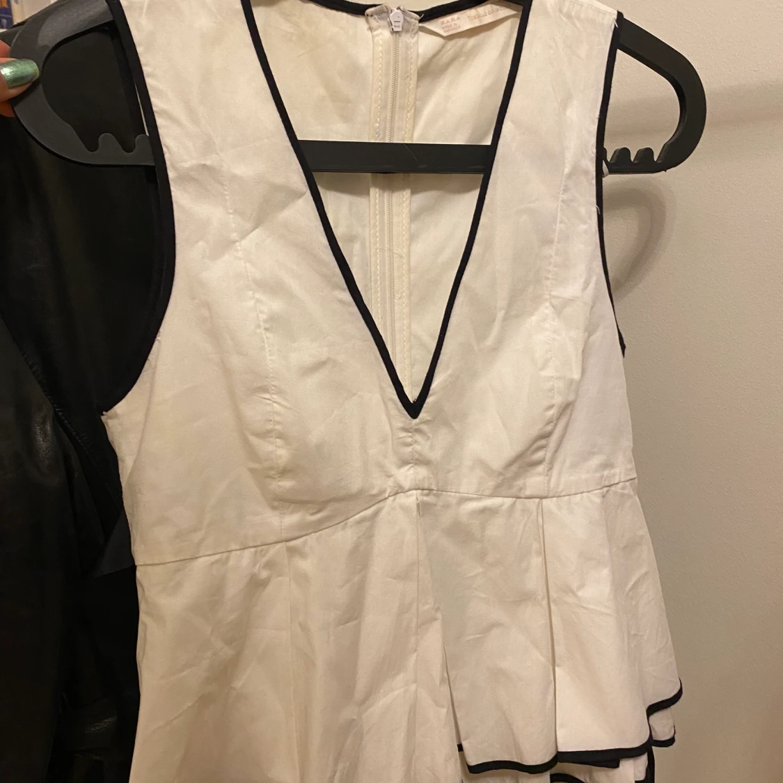 Vit blus med svarta detaljer  - 90