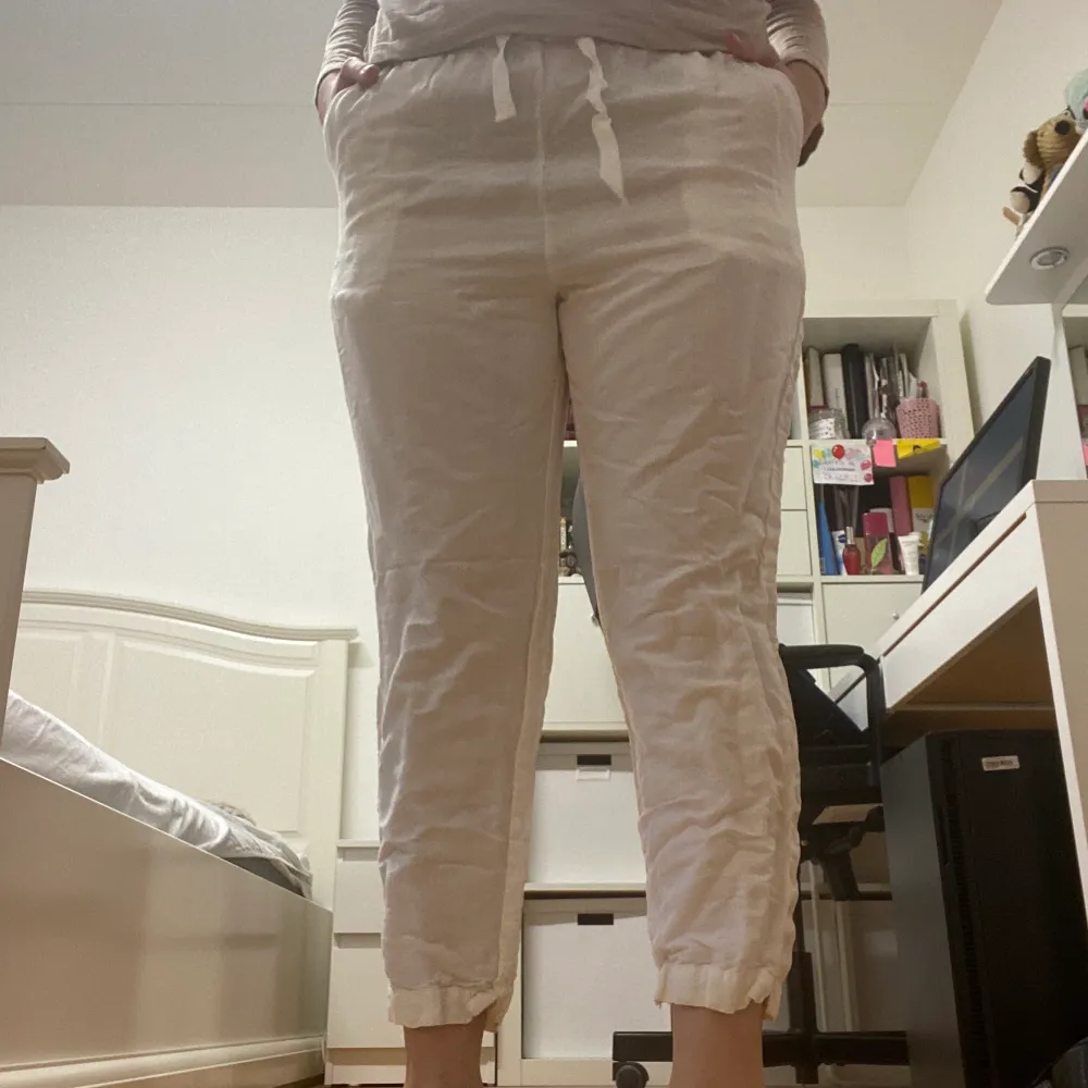 Vita linne byxor, fickorna kan man se lite genom byxorna. Jeans & Byxor.