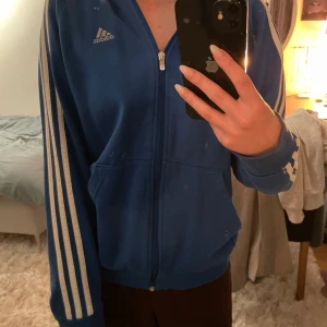 Blå addidas hoodie  - Jätte fin blå addidas cip up hoodie, köpt för kanske ett år sedan men har inte kommit till användning den senaste tiden  Sjukt bekväm och så snygg!  Står tyvärr ingen storlek men skulle säga att de är en s 