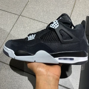 Jordan 4 black canvas - Helt nya jordan 4 black canvas som köptes från sns. Kvittot Finns kvar. Meetup i Stockholm eller frakt. STORLEK 43