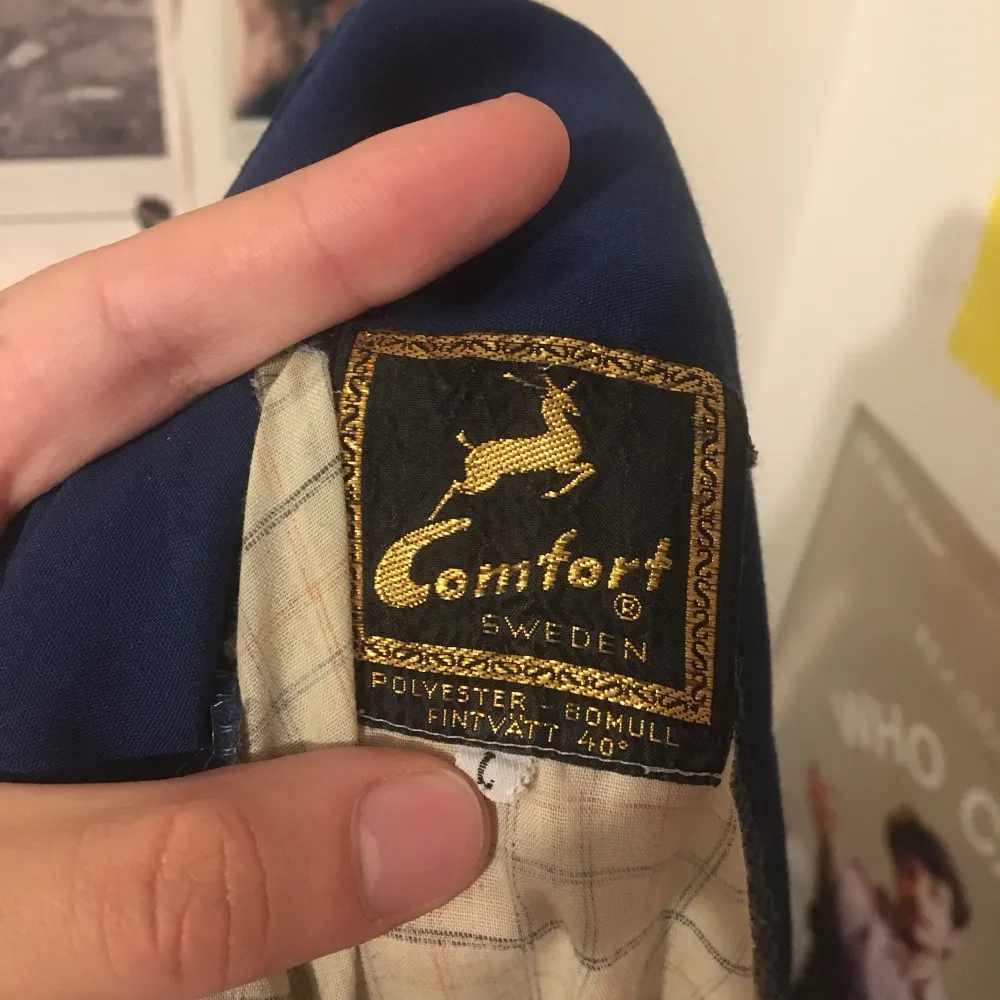 Säljer min jättefina vintage rutiga tröjan då den kommer aldrig till användning längre:( Materialet är ganska tunn men mjuk och skulle säga att den passar lite mindre än L som det står på etiketten:) Dm för mer bilder❤️. T-shirts.