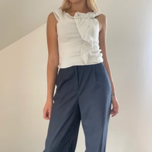 Mörk blåa kostym byxor💙 - Mörk blåa kostym byxor i storlek S, använda ca 3-4 gånger🌌 Kan tänka mig sänka priset vid snabb affär!