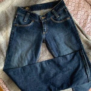 Lee Jeans stl: 27-33 - Skit snygga lågmidjade jeans. Modellen är som en kombination av bootcut och straight jeans. Knappt använda, ser helt nya ut!   Midjemått tvärs över: 33cm Innerbensöm: 77cm  Skriv ifall ni har frågor eller vill ha fler bilder! ☺️