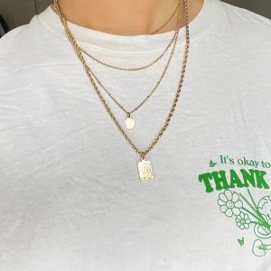 Halsband med flera lager  - Halsband med tre lager som alla sitter ihop. Är från ASOS och tror ej att den är guldpläterad 
