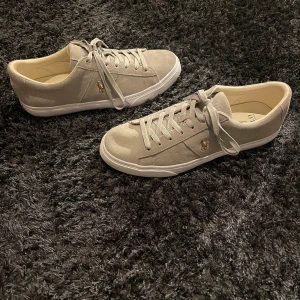 Polo Ralph Louren skor  - Jag säljer ett par helt iprincip nya skor från Polo Ralph Louren. Skorna är använda några enstaka gånger och har därmed inga märken eller skador på sig. Skorna är nyinköpta för 1200kr, säljer dem för 900kr, men priset är inte spikat. Mer bilder finns❤️