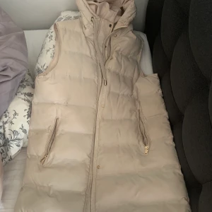 Väst - Superfin väst som bara användts ett par gånger. Köpt på zara för 599