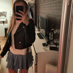 Svart skinnjacka - Svart skinnjacka