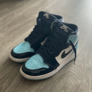 Jordans 1 blue chill - Ett par snygga Jordans som jag tyvärr inte har användning för. De är knappt använda och de är modell dam💕 Jag köpte de av en annan person här på plick men var knappt använda Och såklart så är de äkta! Jag köpte de för 2000
