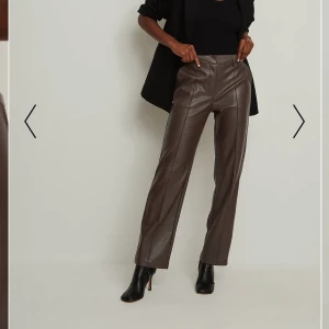 Bruna skinnbyxor na-kd - Ett par bruna skinnbyxor från Na-kd. Aldrig använda så säljer de vidare. Passar 36-18. Nypris: 600 kr🥰