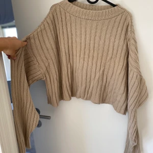 Stickad beige tröja - Beige stickad tröja!
