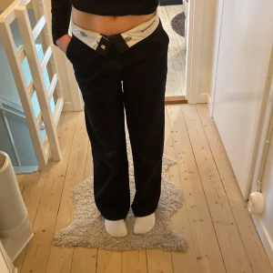 Dickies byxor - w24 och passar mig jättebra i längden och jag är 160. Passar till allting och har inga defekter eller skador alls! Säljer för att jag har två par